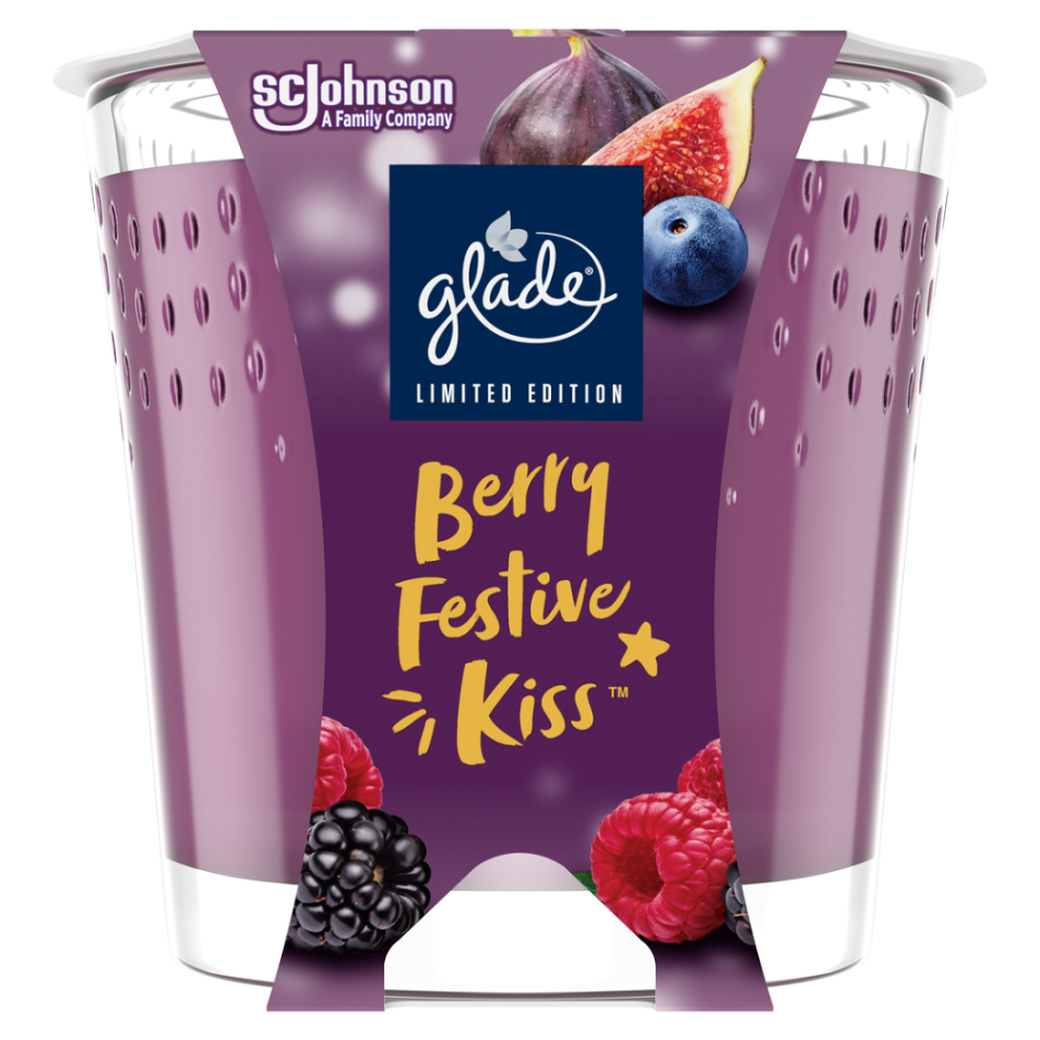 GLADE Berry Festive Kiss Svíčka vonná 112 g