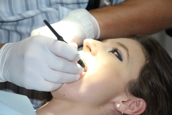 Parodontóza: Přenosná infekce, nebo jen špatná hygiena?
