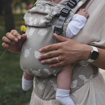 SESTRICE Dreamers natur carrier plus dětské nosítko 10m+ šedé (Dětská nosítka)