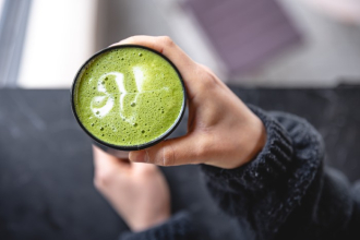 Vše o matcha čaji: Kde se vzal, jak ho správně připravit a v čem tkví jeho kouzlo